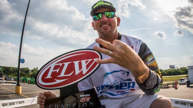 HANSELMAN WINS RAYOVAC FLW SERIES AT LAKE TEXOMA, SWEEPS TEXAS DIVISION