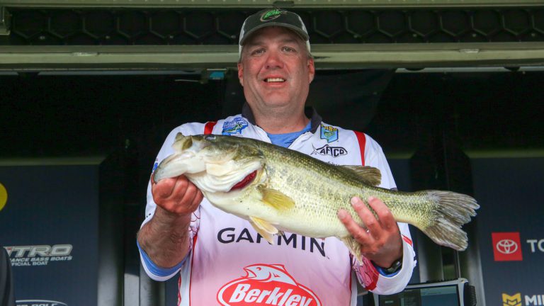 Early Start Sends Crow To Day 1 Lead At Bassmaster Open On Pickwick