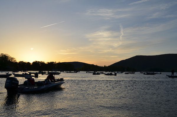 FLW COLLEGE FISHING NORTHERN CONFERENCE OPENS SEASON ON SMITH MOUNTAIN LAKE