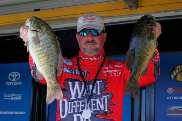 Elliott Eases Into Lead At First Northern Open