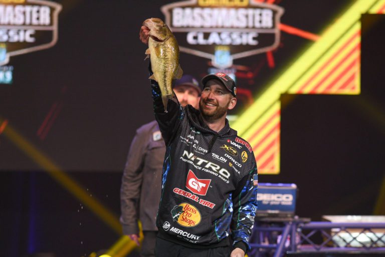 Hometown Angler Ott DeFoe Takes Lead At Bassmaster Classic On Tennessee River