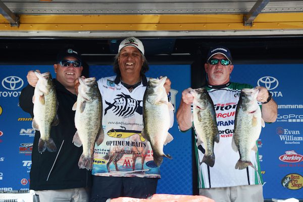 Californian Catches 30-Pound Sack To Lead Western Divisional