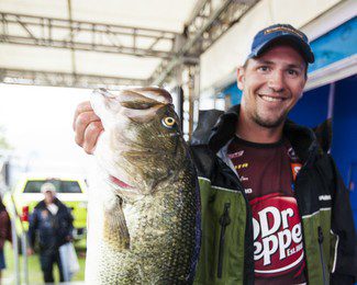 10-12 kicker lifts Gussy to lead – Walmart FLW Tour  Pickwick Lake (June 5-8, 2014)