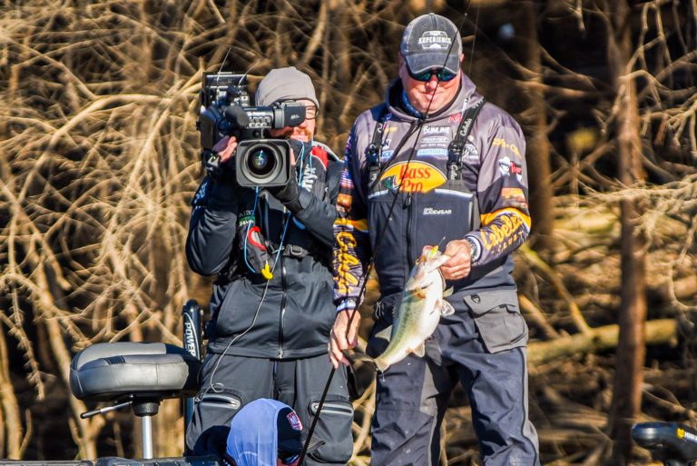 David Walker Rides Jig, Spinnerbait to Top of Shotgun Round Two at  Favorite Fishing Stage Three Raleigh Presented by Evinrude