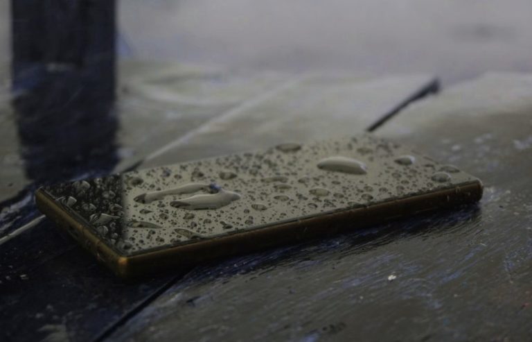 Ensuring Phone Safety by the Water: Essential Tips for Protecting Your Device During Water Activities ???️