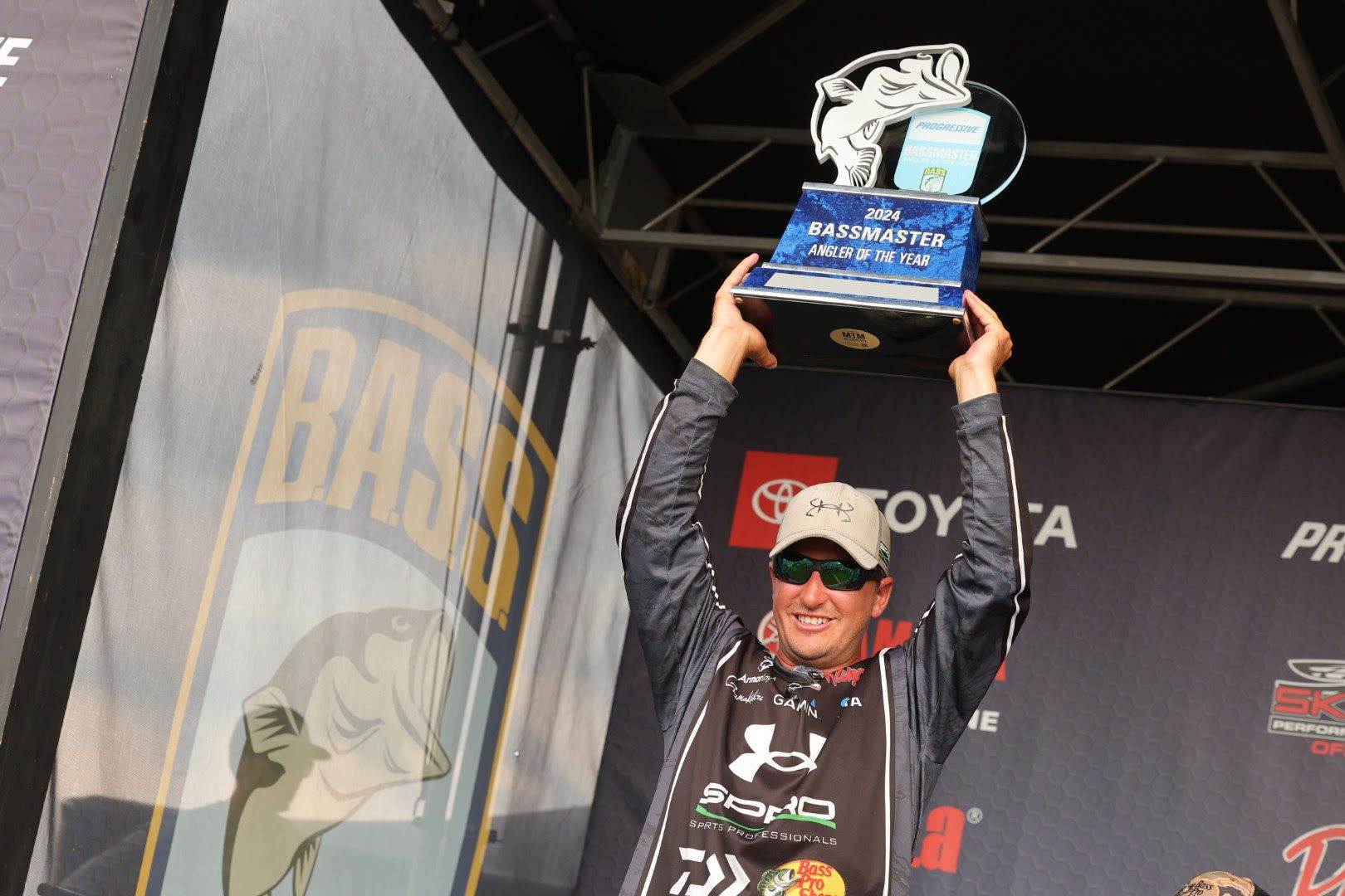 Johnston wins the title “Progressive Bassmaster Angler of the Year” with a big comeback