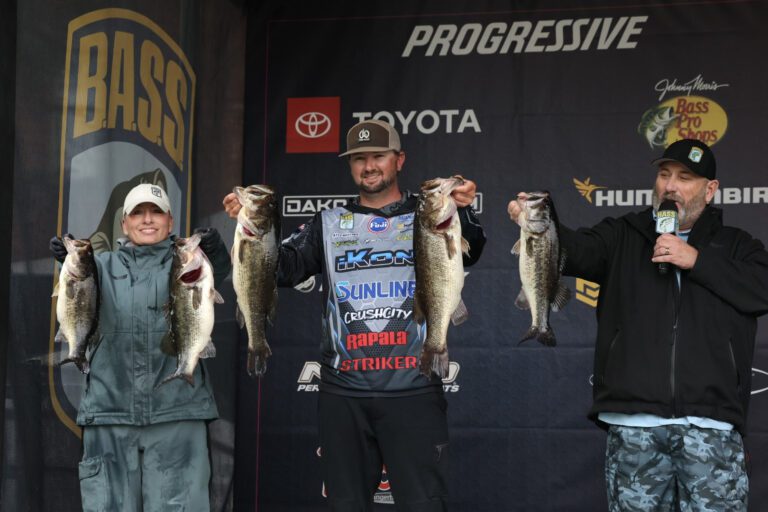 Welcher breaks away from the field with another ‘Dirty 30’ at the Pasquotank River/Albemarle Sound 