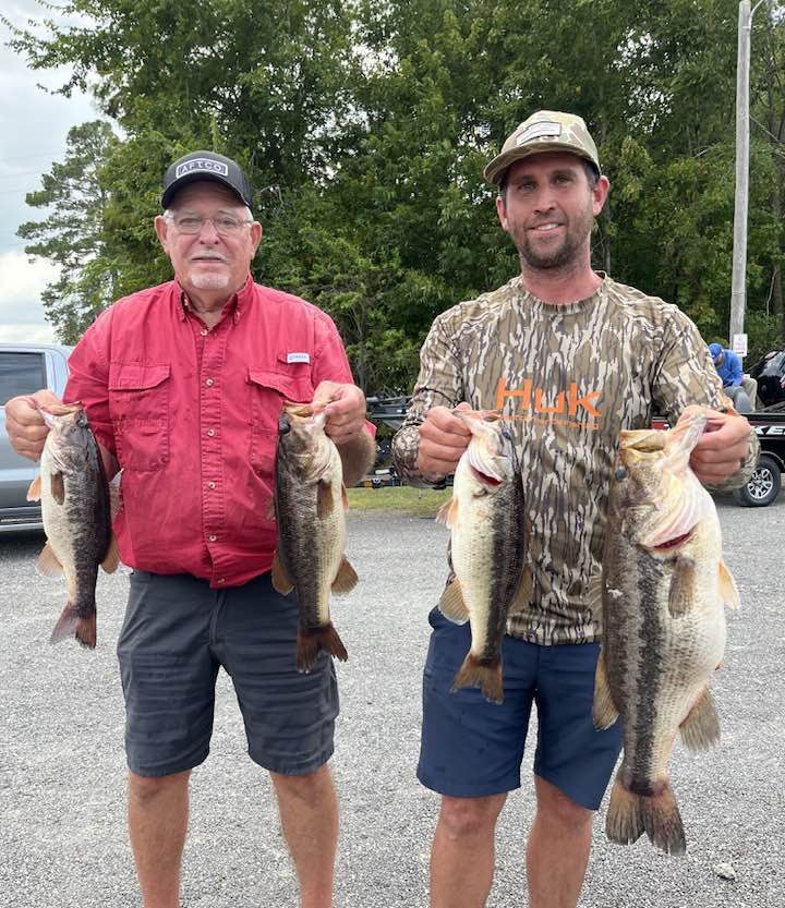 Glenn Altman & Britt Brown win the Waccamaw River with 5 bass weighing 16.30 lbs!