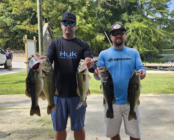 Houston Cash & Jay Wright earn 1st Place at CATT Lake Gaston with 5 bass weighing 21.40 lbs!